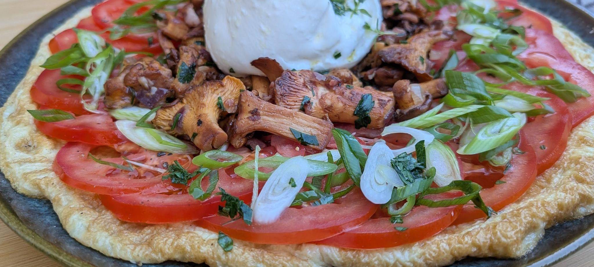 Omelett mit Pfifferlingen, Burrata und Tomatenscheiben